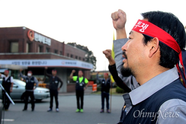 윤종균 금속노조 경남지부 삼성테크윈지회장이 19일 저녁 한화테크윈 창원2사업장 앞에서 열린 집회에서 팔뚝질을 하고 있다.