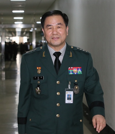 조현천 국군 기무사령관이 19일 국회 정보위원회에서 진행된 국정감사에 출석하고 있다. 