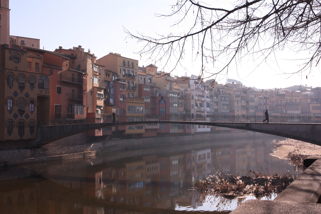 지로나(Girona) 또는 히로나라고도 부르는 헤로나는 오냐르 강을 사이에 두고 구시가지와 신시가지로 나뉜다.