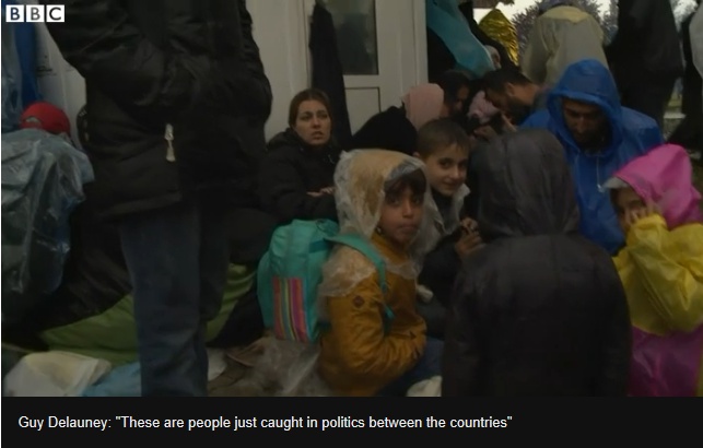 크로아티아로 향하기 위해 국경에서 비와 추위와 싸우며 대기하는 난민들, 어린아이들도 많다.(BBC보도화면 갈무리)
