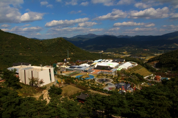 10월 8일부터 18일까지 2015산림문화박람회가 열린 경남 산청 동의보감촌 전경.