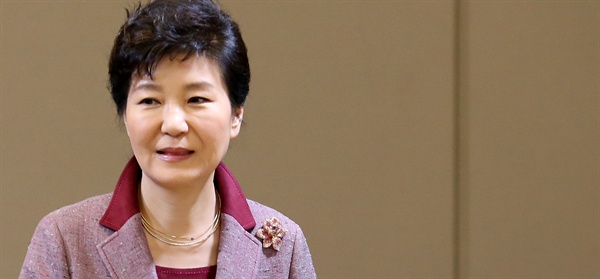 박근혜 대통령이 지난 13일 청와대에서 열린 수석비서관회의에 참석하고 있다.