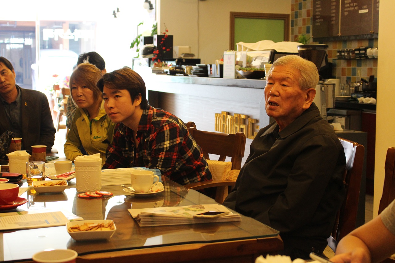 지난 19일 '산으로 간 4대강 사업, 케이블카NO 전국 순례'를 벌이고 있는 '케이블카 공화국 저지 전국행동단'이 목포를 방문해 서한태 박사 등 목포지역 원로 및 단체와 간담회를 갖고 있다. 