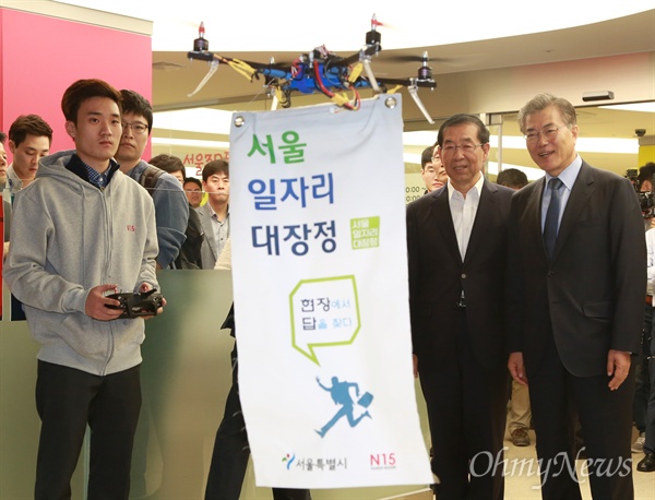  문재인 새정치민주연합 대표와 박원순 서울시장이 20일 오전 서울 용산구 나진상가에서 열린 서울 일자리 대장정 '제조형 창업지원·육성을 위한 업무 협약식'에 참석, 하드웨어 스타트업을 지원하는 'N15' 관계자가 시연하는 드론 비행을 지켜보고 있다.