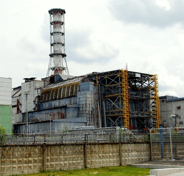 체르노빌 원전은 여전히 방사능 물질의 유출을 막는 돔 공사가 진행 중이다. 