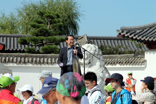 17일에 열린 워킹 페스티벌에서 히라이 신지 돗토리현 지사가 개회를 알리는 징을 치고 있다.