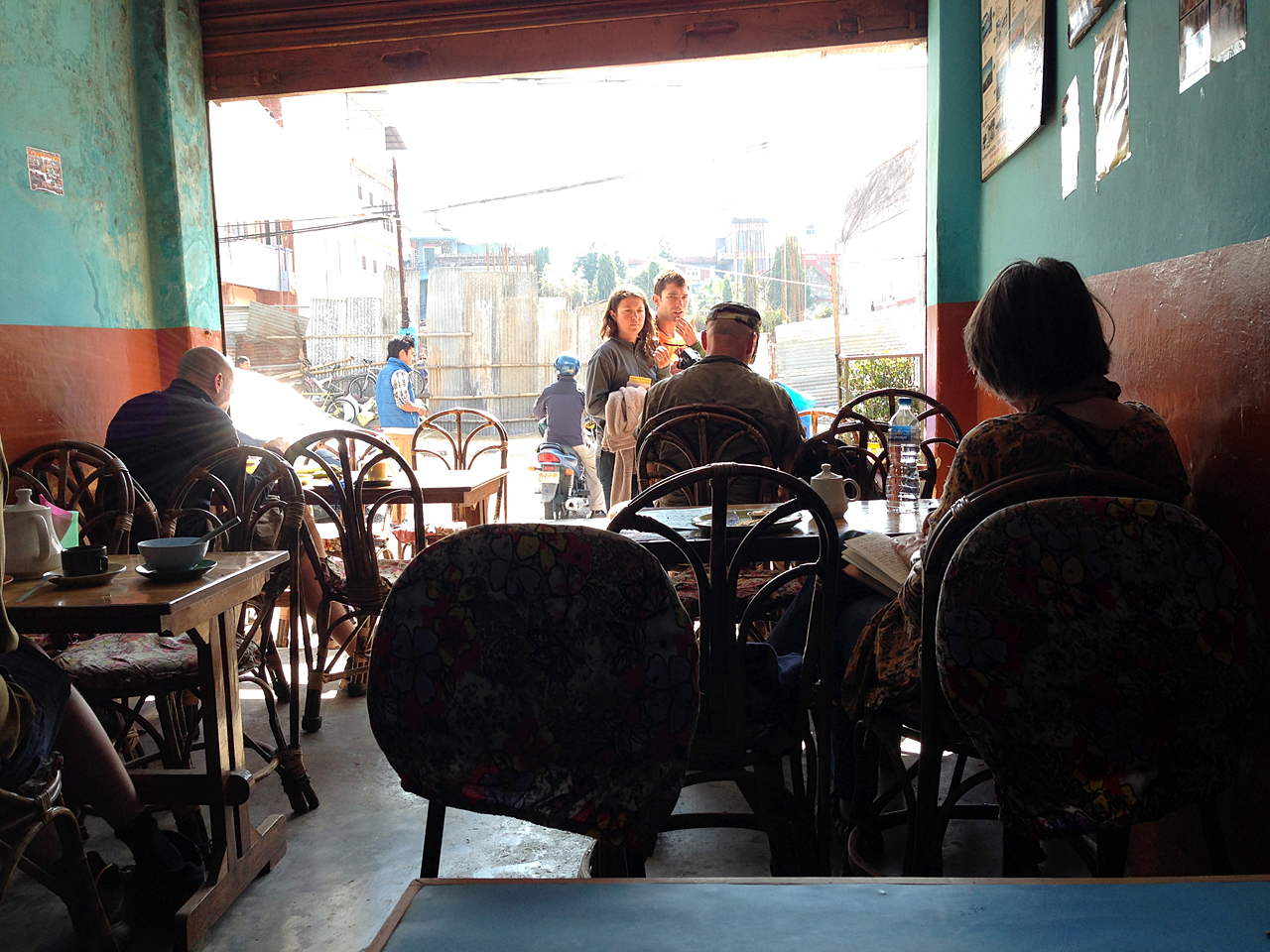 네팔 포카라에서 가장 오래됐다는 빵집. 여행객과 현지인들이 어울려 아침을 먹고 있다.