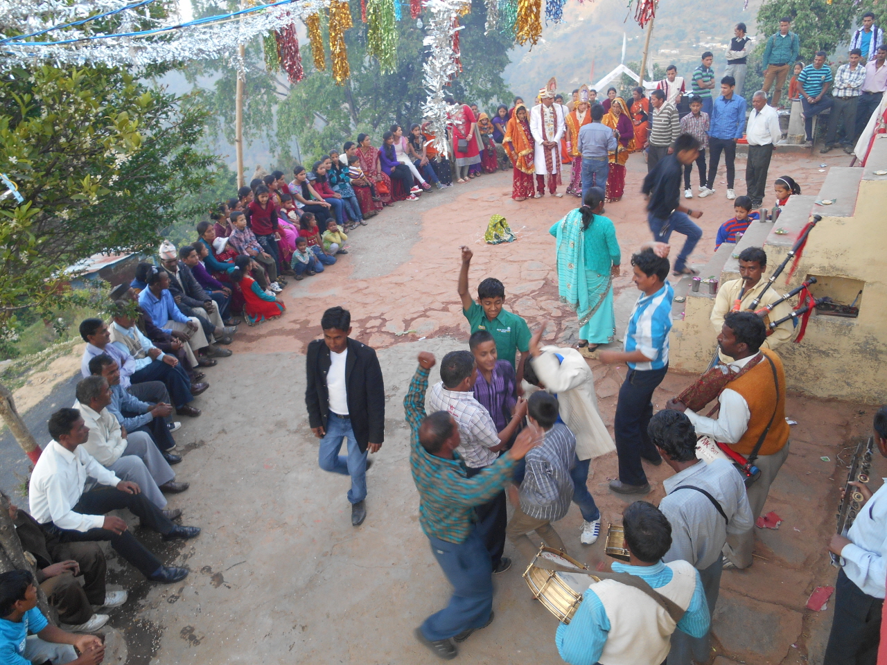 예식을 올리는 한 옆에서 마을 청년들이 신명나는 춤판을 벌이고 있다.