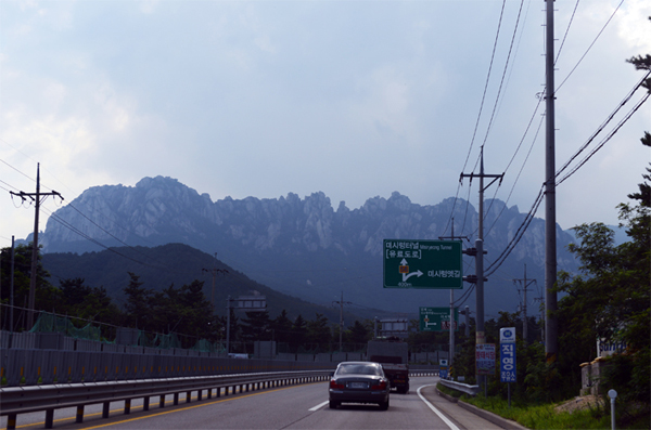 울산바위 속초 설악산 입구에 들어서면 병풍 모양을 한 웅장하게 펼쳐진 울산바위.