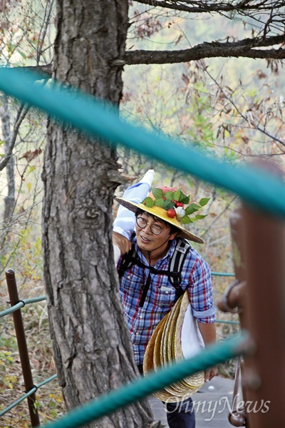 이정현 전북환경운동연합 사무국장이 현수막을 들고 마이산 암마이봉을 오르고 있다.
