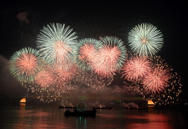 부산 광안리 앞바다에서 열리는 부산불꽃축제 모습. 