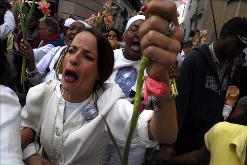 2003년 ‘흰옷 입은 여성’  소속 회원들이 집회도중 경찰에 의해 저지당하고 있다