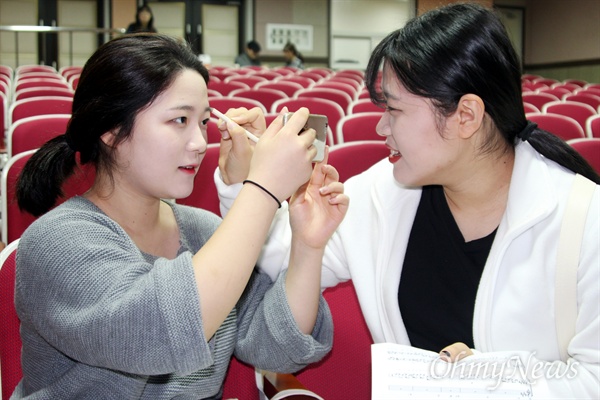  분장도 친구과 함께 스스로. 왼쪽 김혜미 (고2), 오른쪽 이나리(고2)