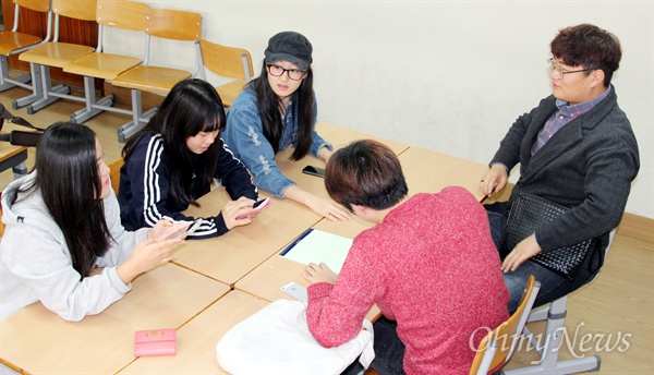  제작반 학생들의 열띤 제작회의