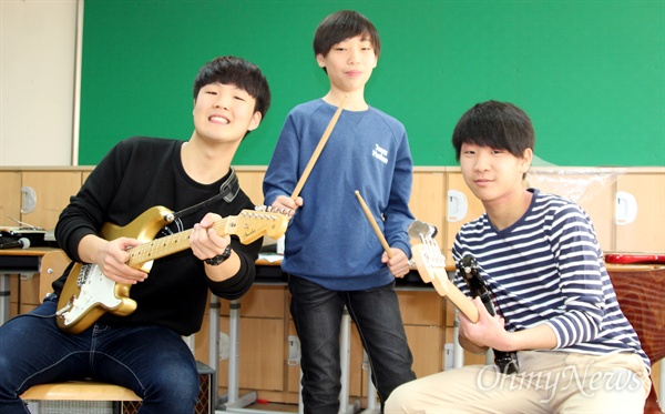 밴드, 왼쪽부터 박하진(고3, 리더)학생, 유동 (중3, 베이스)학생, 김동주 학생(중2, 드럼)