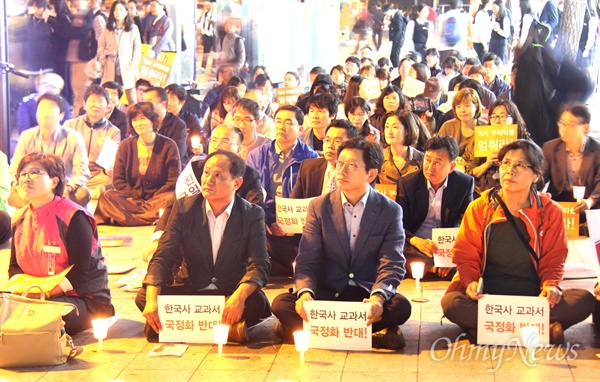 '한국사 교과서 국정화 반대 경남도민모임'은 21일 저녁 창원 정우상가 앞에서 "한국사 교과서 국정화 저지 촛불집회"를 열었다.