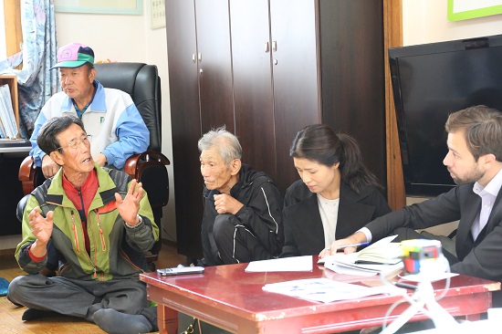 김정운(75, 사진 왼쪽)씨가 법원 판결에 대해 억울한 부분을 이야기하고 있다.