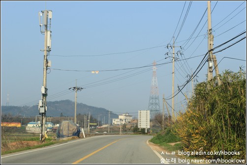 전남 신안에 있는 송전탑. 섬이 많아서 우람한 송전탑을 박아서 전기를 잇지만, 섬마다 자급자족하는 전기 시설을 할 수도 있었다. 왜 한국 사회에서는 지역에서 전기를 자급하는 정책을 마련하지 않을까.