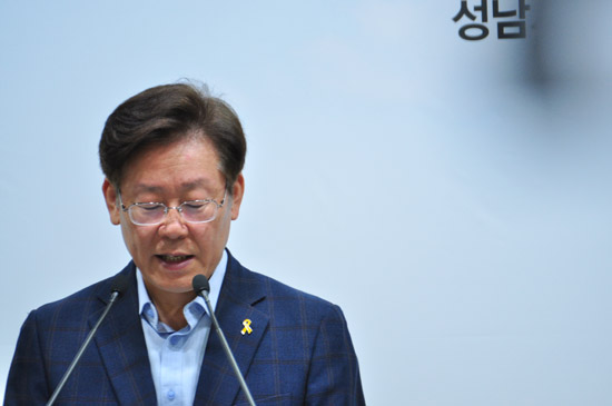  청년배당정책에 관해 기자회견중인 이재명 성남시장.