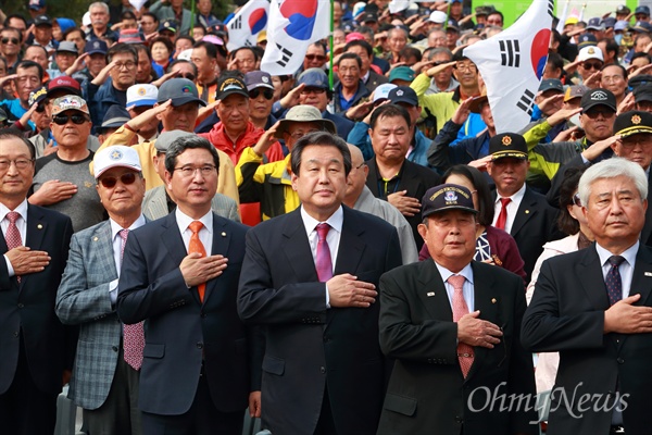  김무성 새누리당 대표가 고엽제전우회, 애국단체총연합회 회원들과 함께 국기에 대한 경례를 하고 있다.