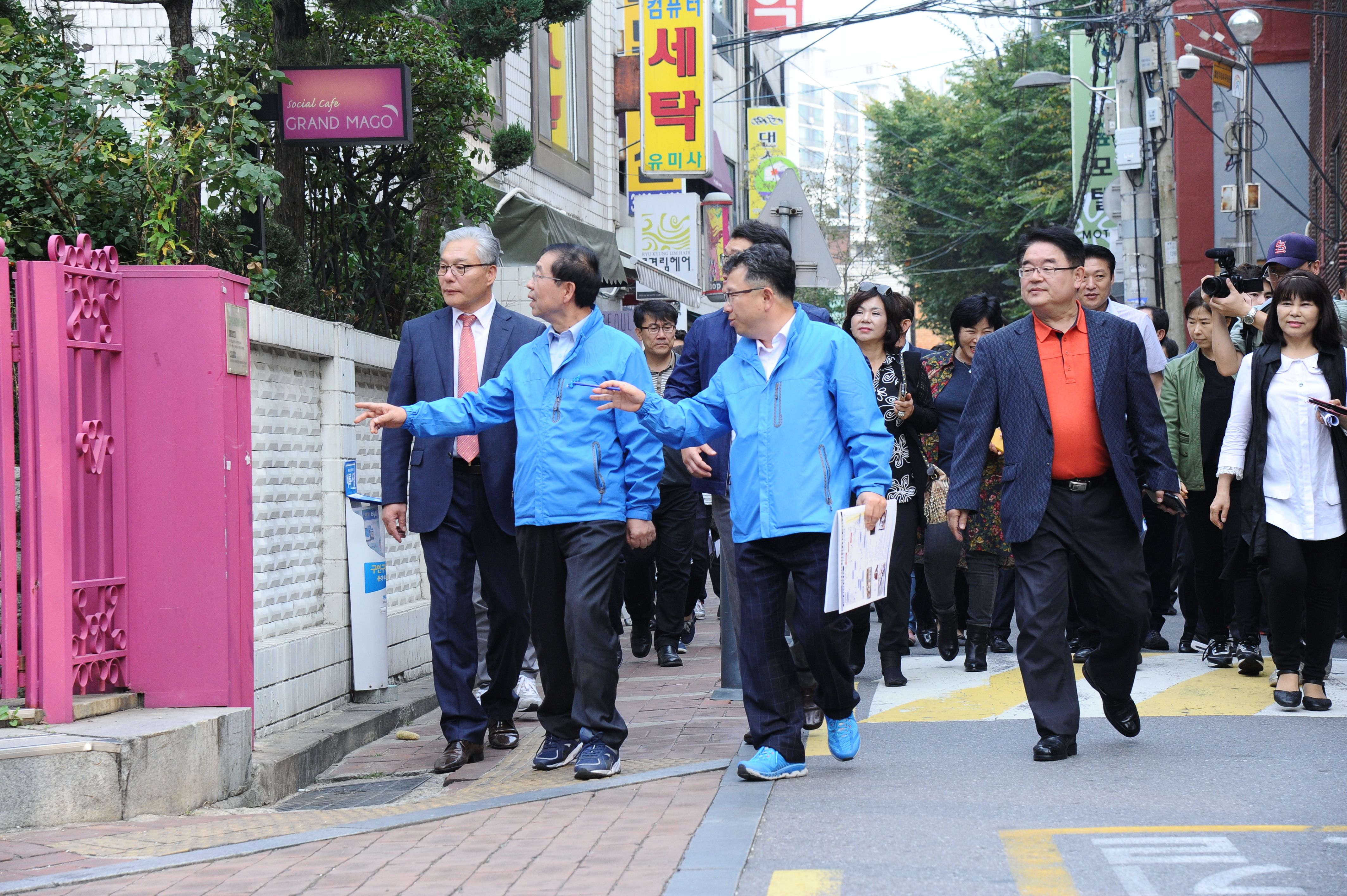 박원순 서울시장이 22일 오후 서울 성동구 성수동 붉은벽돌 밀집지역을 돌아보고 있다.