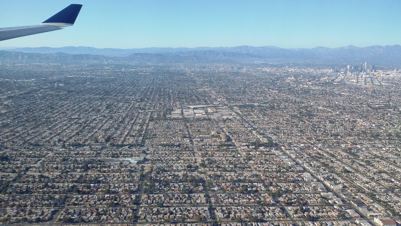 비행기에서 본 LA 시내 전경. 우측 상단 다운타운 쪽에 보이는 몇 개의 건물을 제외하고는 고층 빌딩이 거의 없다. 