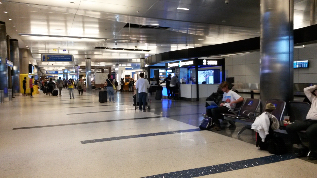 LA 공항 국제선 입국장 로비. 다른 도시의 국내선 공항 로비보다 작은 듯하다. 