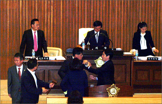 대전 서구의회 의원들이 23일 본회의장에서 몸싸움을 벌였다.