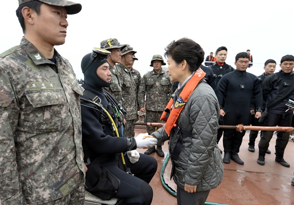 박근혜 대통령이 지난해 5월 4일 오후 전남 진도해상 '세월호' 침몰 현장을 방문, 민관군 합동 수습작업 중인 바지선에 승선해 잠수사들을 격려하고 있다.