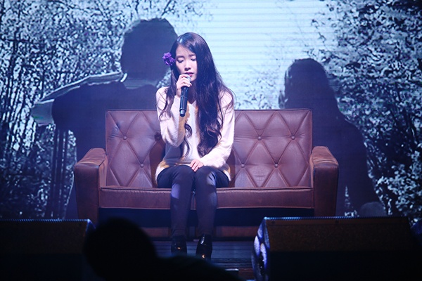  23일 오후 서울 용산구 한남동 현대카드 언더스테이지에서 열린 4번째 미니앨범 < CHAT-SHIRE(챗셔) >의 쇼케이스를 연 가수 아이유 