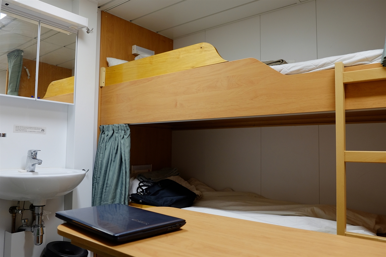  레인보우 워리어 호의 각 선실에는 2층 침대, 세면대, 샤워부스, 테이블, 벤치, 옷장이 갖춰져 있다.