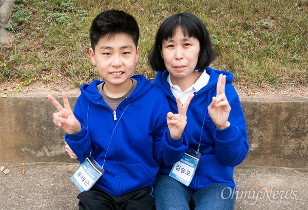 '더불어 졸업식'에 참가한 윤태근(13, 상평초 현서분교)군과 함께 엄마 김승오(38)씨.