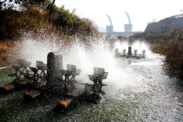 24일 낙동강 창녕합천보 상류에 녹조가 심하게 발생해 물을 끌어 올려 뿌리는 폭기장치가 가동되고 있다.
