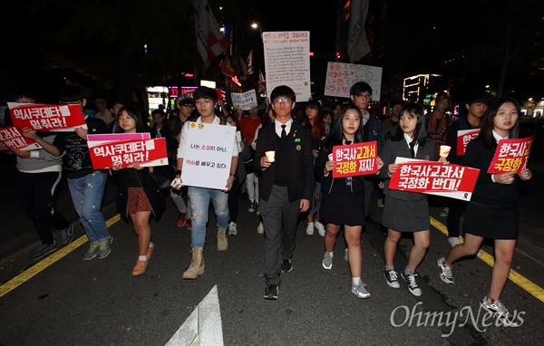 지난 2015년 10월 24일 오후 서울 청계광장 부근에서 역사교과서 국정화 반대 범국민촛불문화제가 열렸다.