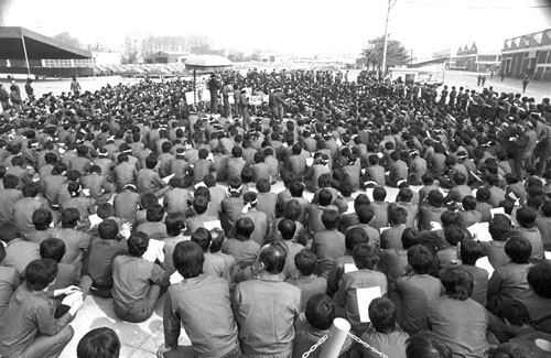 1985년 4월 22일. 사측과 임금형상중인 대우자동차 노동자들이 집회를 열고 있다. 당시 교섭대표 중 한 사람이 홍영표 국회의원이다. <사진·민주화운동기념사업회>