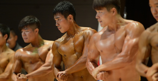  25일 경남거창군에서 개최되는 제26회 경상남도 생활대축전에 출전한 보디빌딩 선수들이 근육의 상태를 뚜렷하게 보여 주고 있다.