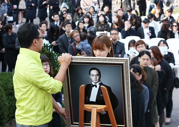  지난 25일 오후 경기도 안성시 유토피아 추모관에서 열린 '신해철 1주기 추모식 및 봉안식'에서 팬들이 고인의 영정사진에 남기고 싶은 메시지를 적고 있다.