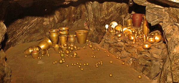 광명동굴은 황금동굴이 되었다.