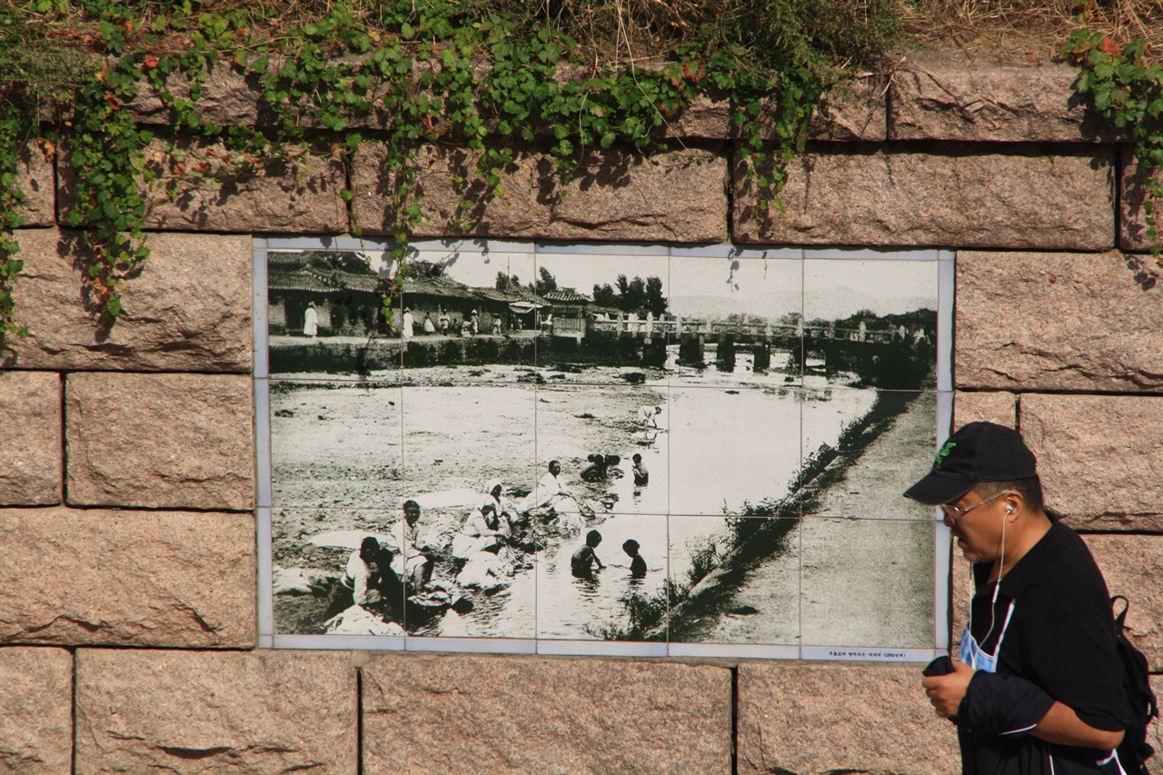 ‘청계천 복원 10주년 기념 걷기대회’에 참가한 시민이 청계천 옛 모습 앞을 지나고 있다.