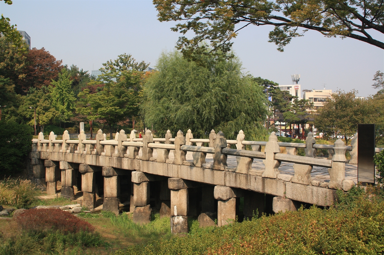 1958년 청계천 복개 공사로 장충단공원으로 옮겨진 수표교는 광통교와는 반대로 다리길이가 길어 원래 자리로 돌아오지 못하고 있다.