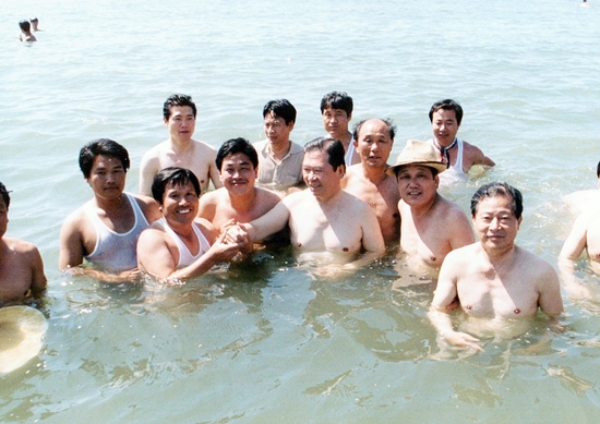 군산시 시의원들과 변산 해수욕장에서 물놀이하는 DJ(1992)
