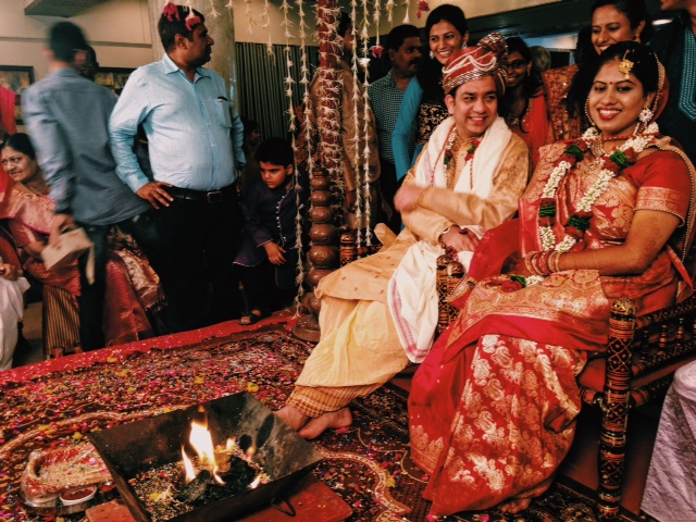 신랑 신부 앞에 놓여진 화로는 불의 신으로 알려져있는 'Agani'를 의미한다. 힌두식 결혼에 주된 증인은 신이며 그들을 향한 예배로 모든 결혼의식이 진행된다. 
