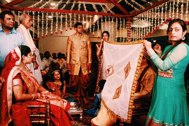 예전 인도의 결혼 퐁습은 부모님이 엄격히 배우자를 정했기 때문에 서로의 존재를 알 수 없었다. 결혼식에서도 얼굴이 보이지 않도록 신부가 등장하면서 신랑의 얼굴을 천으로 가렸다. 이는 두 사람이 처음 만나게 되는 거룩한 순간을 맞이하기 직전이다. 
