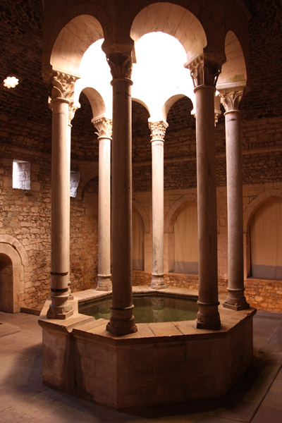 건축물의 형식은 아랍 스타일이나 실제는 로마시대인 12세기 후반에 세워졌다.