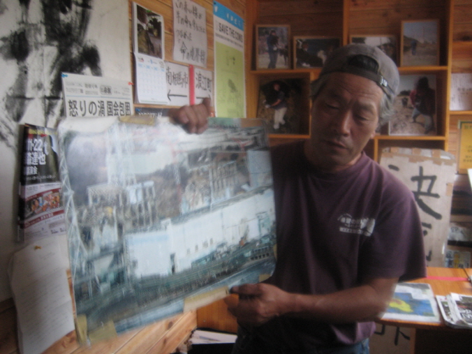 사고 당시 상황을 설명하는 '희망의 목장' 목장주 요시자와씨.