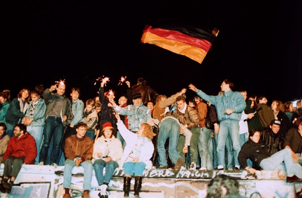 1989년 10월 10일, 베를린 장벽 붕괴를 기념하는 독일 국민들