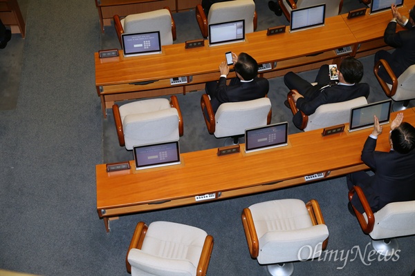 27일 오전 국회 본회의장에서 열린 박근혜 대통령 내년도 예산안 시정연설에 정의당 심상정 대표와 정진후 원내대표 등 소속 의원이 전원 불참해 자리가 비어 있다. 심 대표(앞줄 왼쪽)의 오른쪽은 이날 회의 진행을 맡은 정의화 국회의장의 자리다.