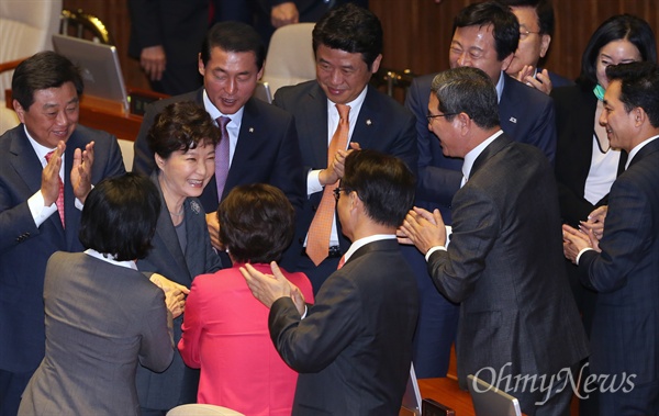 27일 국회를 찾아 내년도 예산안 시정연설을 마친 박근혜 대통령이 새누리당 의원들의 기립박수를 받으며 퇴장하고 있다. 박 대통령은 이날 연설에서 역사교과서 국정화의 당위성을 강조하고 경제활성화 법안의 조속한 처리를 당부했다.