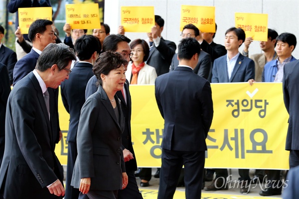 박근혜 대통령이 지난 27일 오전 국회에서 시정연설을 하기 위해 입장하던 중 정의당 의원들이 국정화 반대 피켓시위를 하고 있다.