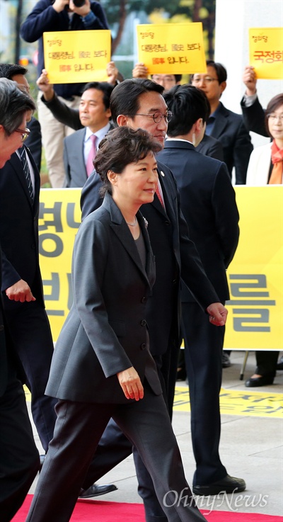 박근혜 대통령이 지난 10월 27일 오전 국회에서 시정연설을 하기위해 입장하고 있다.정의당 의원들이 국정화 반대 피겟시위를 하고 있다.